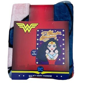 Warner Brothers - Wonder Woman, "Purple Stars" Silk Touch Plush Throw Blanket
